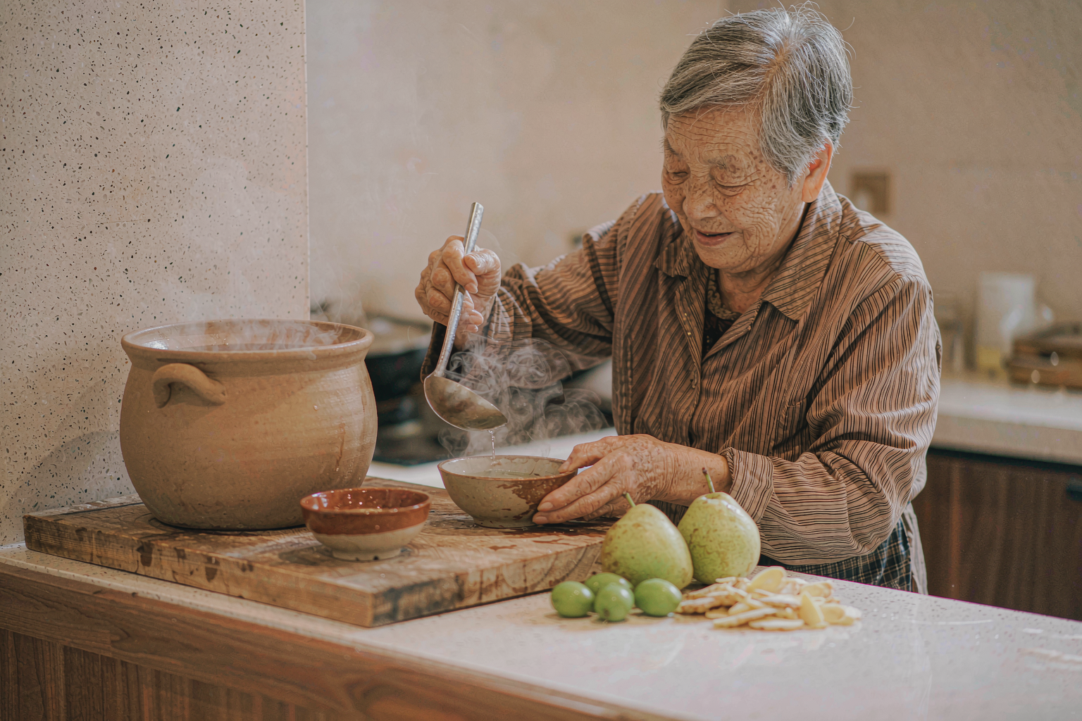 老人秋天喝什么汤好 秋天润肺炖汤做法 老年人炖汤禁忌 秋季润燥汤 老火汤嘌呤 痛风老人喝汤 炖汤时间 老人秋天喝什么汤好 秋天润肺炖汤做法 老年人炖汤禁忌 秋季润燥汤 老火汤嘌呤 痛风老人喝汤 炖汤时间