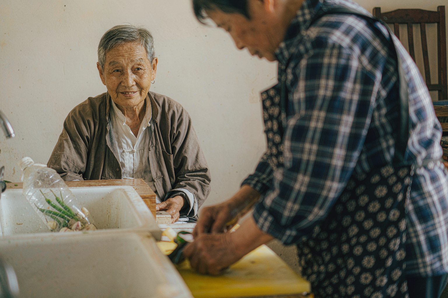 老人做饭忘关火 厨房防干烧改造 独居老人燃气安全 防干烧灶具 燃气报警器 适老化改造 燃气泄漏应急 忘关火原因