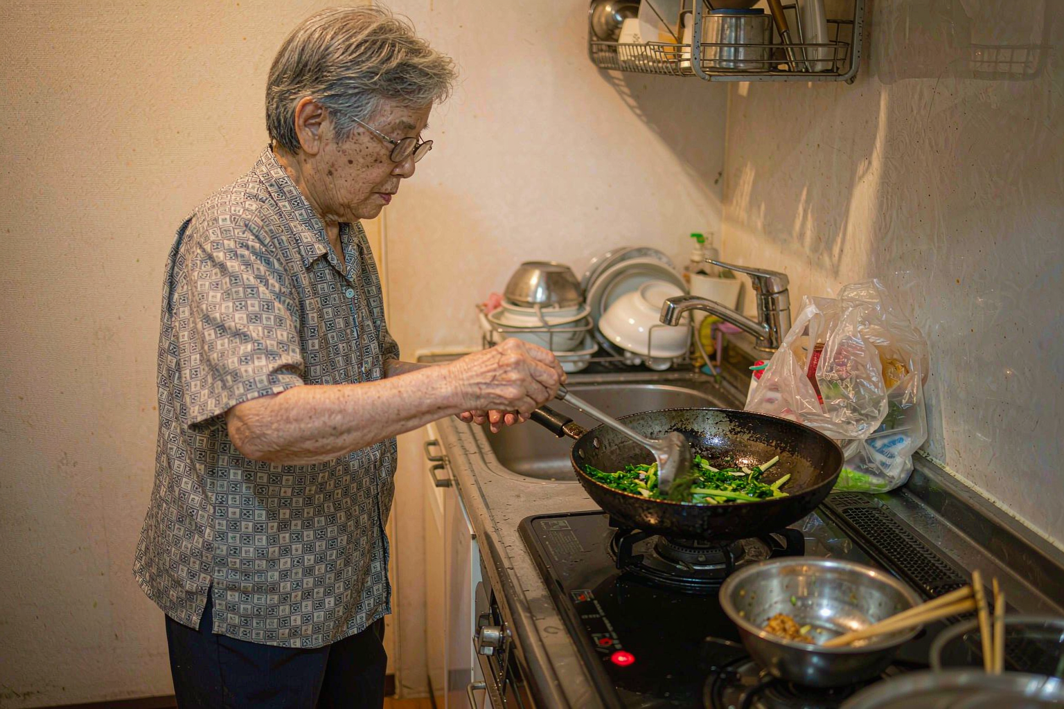 老人做饭忘关火 厨房防干烧改造 独居老人燃气安全 防干烧灶具 燃气报警器 适老化改造 燃气泄漏应急 忘关火原因