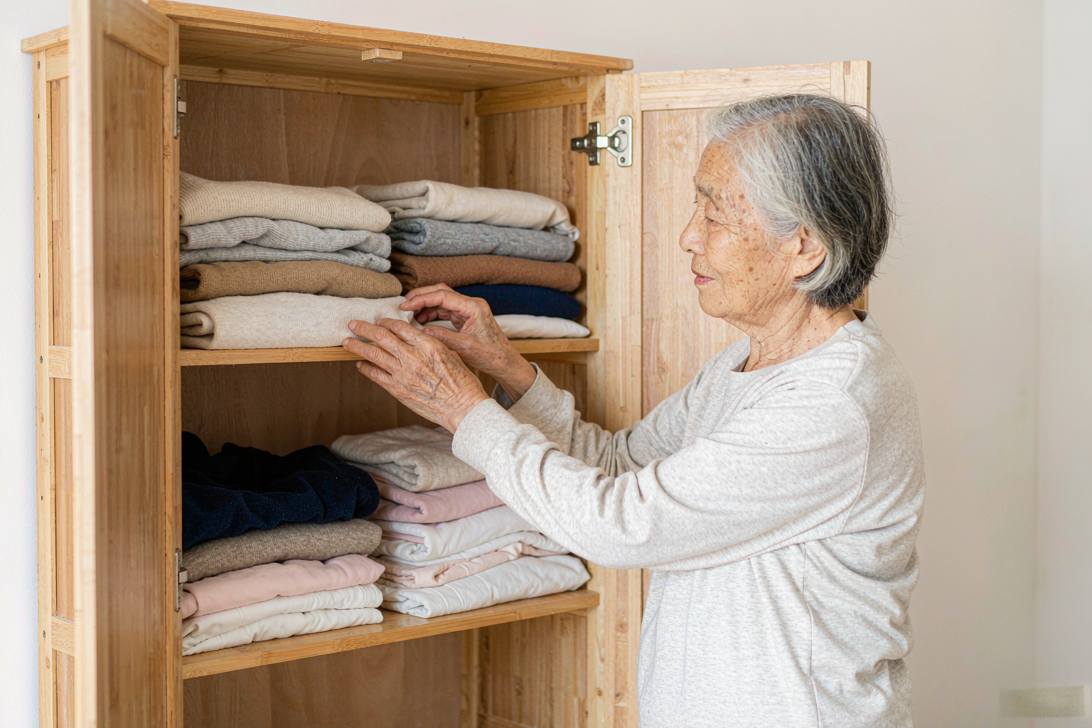 痴呆老人换衣服抗拒,认知症照护技巧,老人穿衣困难原因 痴呆老人换衣服抗拒,认知症照护技巧,老人穿衣困难原因