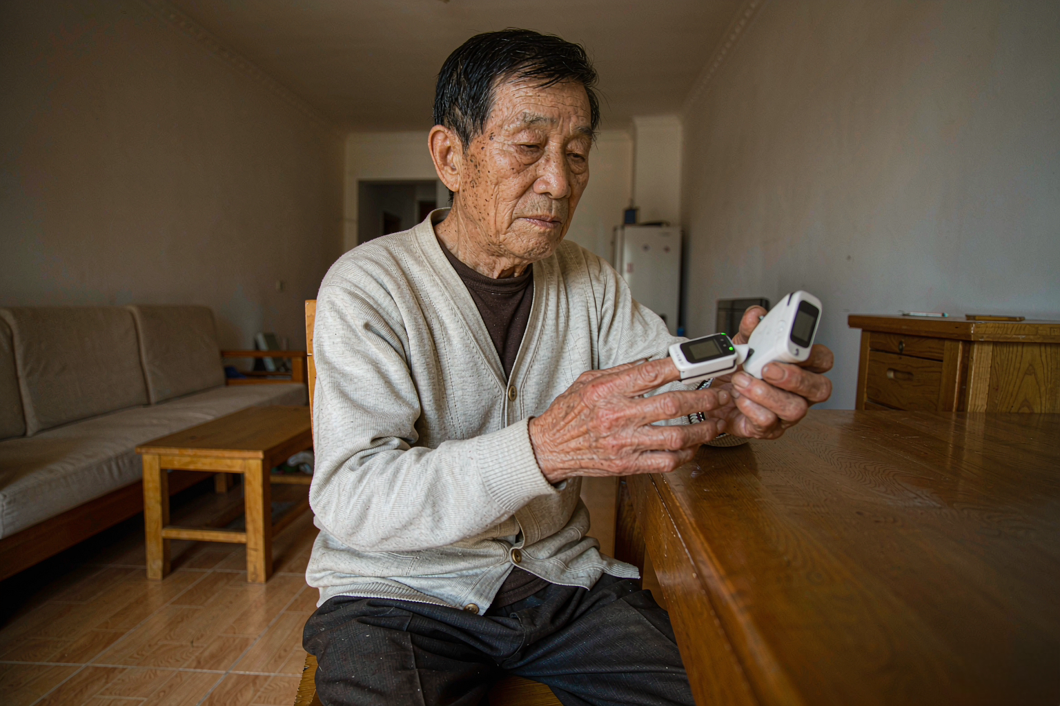 老人血氧仪怎么选怎么用,血氧饱和度正常值,指夹式血氧仪测量方法 老人血氧仪怎么选怎么用,血氧饱和度正常值,指夹式血氧仪测量方法