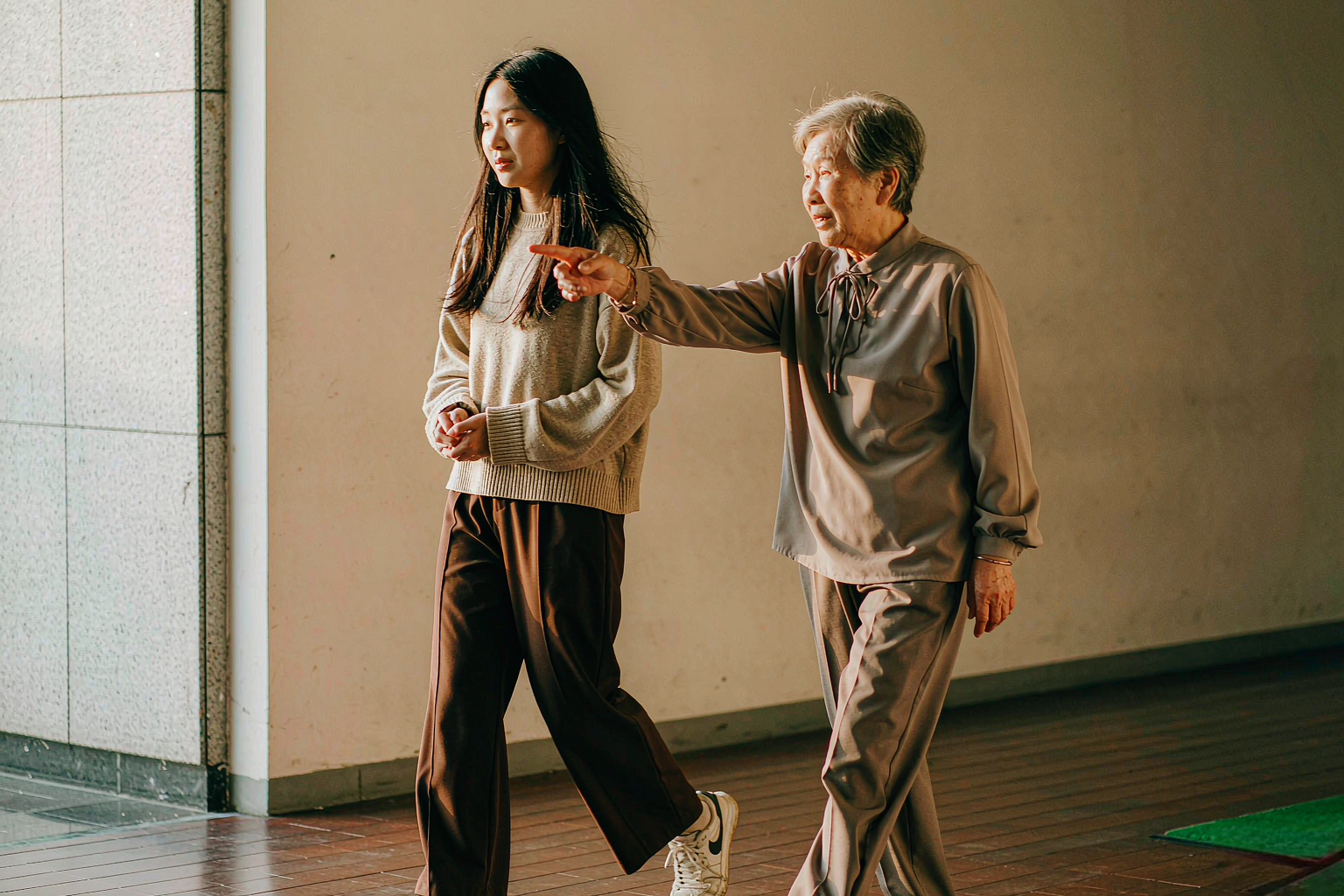陪诊师,搀扶,老人,挂号,缴费,自助机,医院,陪同
